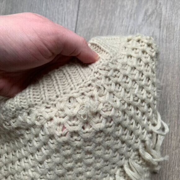 Forever 21 Chunky Knit Sweater Pullover beige Fringe detail Size Medium - Picture 13 of 16